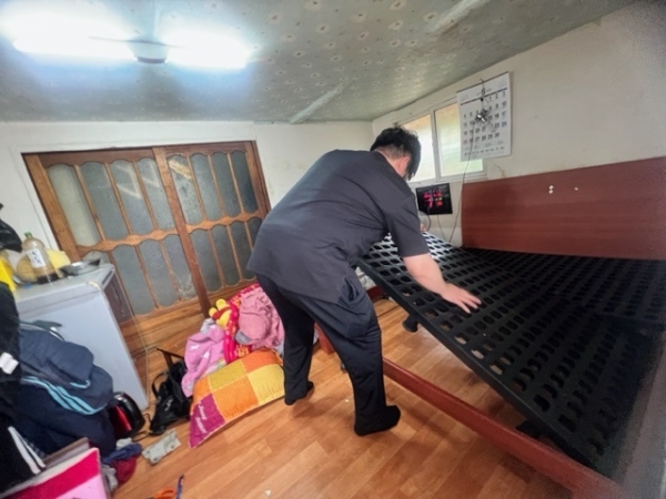 ▲무안군 몽탄면 우리동네 복지기동대는 지난 11일 취약계층을 대상으로 도배장판을 교체하고, 침대와 전기장판을 지원했다.(사진제공=무안군)