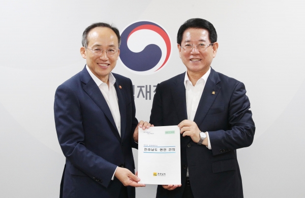 ▲김영록 전라남도지사가 12일 오전 서울시 종로구 세종로 정부서울청사에서 추경호 경제부총리 겸 기획재정부 장관을 만나 전남 주요 현안사업과 내년도 국비 지원을 건의한 뒤 현안 건의 내용을 전달하고 있다.(사진제공=전라남도)