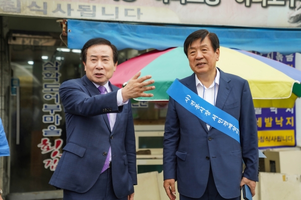▲(사)전통시장서민경제살리기 국민운동본부가 목포 전통시장을 찾아 서민경제 살리기 실천에 나섰다.(사진왼쪽부터 박홍률 목포시장, 문상주 총재 . 사진제공=목포시)