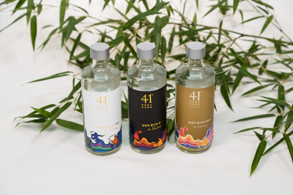 ▲담양 죽향도가의 소주 '죽향41'이 2023년 남도 우리술 품평회에서 최고의 증류주로 선정, 대상을 받았다.(사진제공=담양군)