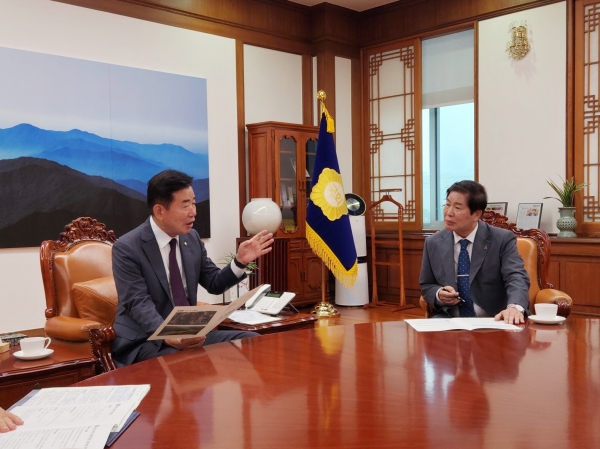 ▲공영민 고흥군수는 13일 기획실장, 환경산림과장 등과 국회를 방문 김진표 국회의장과 서삼석 예산결산위원장을 만나 핵심사업 9건을 건의했다.(사진제공=고흥군)