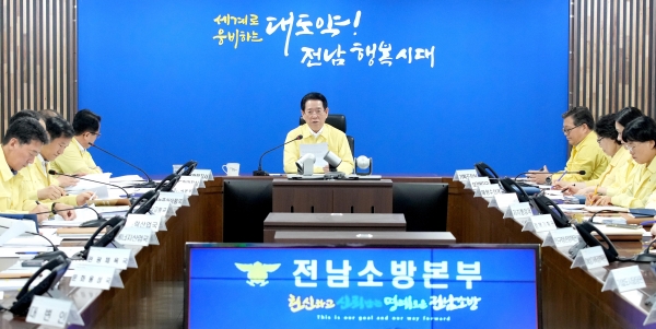 ▲김영록 전라남도지사는 지난 13일 오후에 이어 14일 오전 호우 대비 재난대책 보고회를 긴급 소집해 피해상황 조치 내용과 집중호우 대응계획 등을 재점검하고 있다.(사진제공=전라남도)