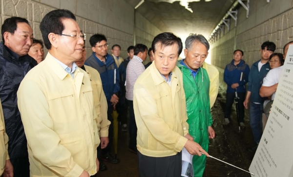 ▲김영록 전라남도지사가 16일 장마철 극한호우로 농경지가 침수된 해남군 현산면 읍호리를 방문, 피해 현장을 둘러보며 현황 점검 및 농민들을 위로 격려하고 관계자들에게 신속한 피해복구를 당부하는 모습.(사진제공=전남도)