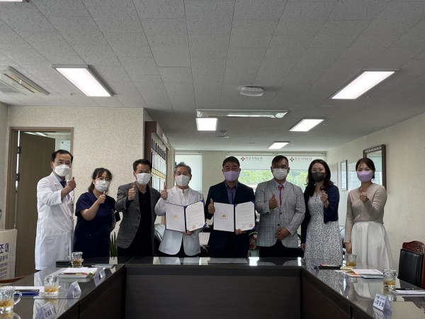 ▲지난 5월 신안군 드림스타트와 목포시 의료원이 드림스타트 아동 건강검진 지원사업을 위한 업무협약 기념촬영을 하고 있다.(사진제공=신안군)