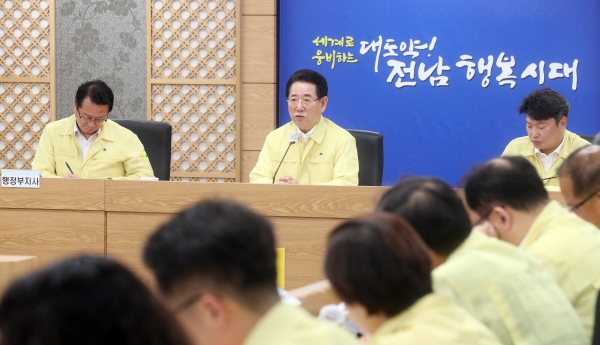 ▲김영록 전라남도지사가 17일 오전 도청 정철실에서 대통령 주재 집중호우 대처 재난대책회의를 마친 뒤 실국별 대책회의를 주재하고 있다.(사진제공=전라남도)