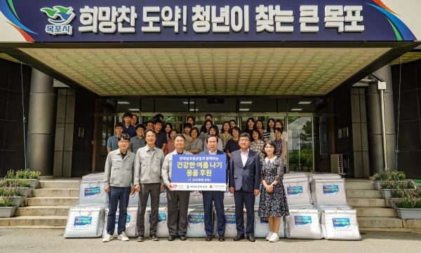 ▲현대삼호중공업 임직원이 취약계층을 위해 여름이불세트 100개를 목포시에 지정·기탁했다.(사진제공=목포시)