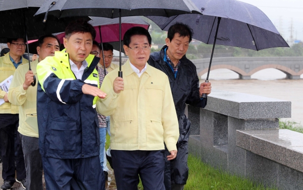 ▲중호우 범람 위험지역 보성 벌교천 방문(사진제공=전라남도)