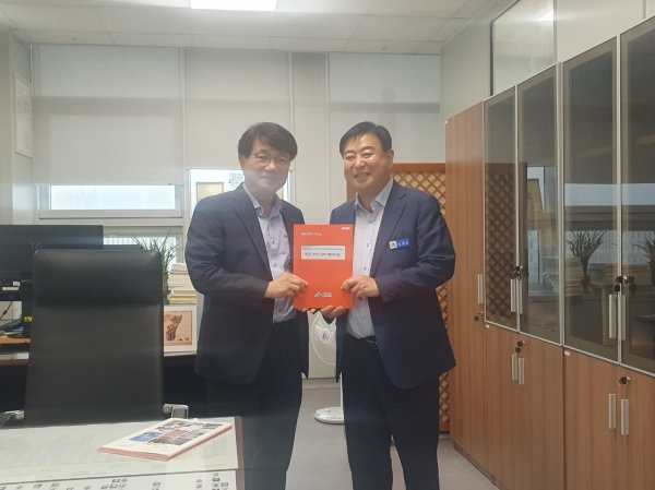▲강종만 영광군수가 18일 기획재정부를 방문해 임기근 예산총괄심의관과 김동일 경제예산심의관을 만나 내년도 영광군 주요 국비사업에 대해 설명하고 예산안 반영을 요청했다.(사진제공=영광군)
