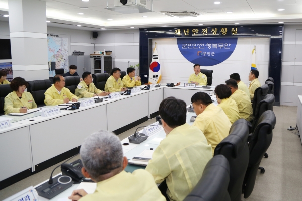 ▲김산 무안군수는 호우피해 복구 및 추가 피해 방지를 위한 긴급회의를 개최했다.(사진제공=무안군)