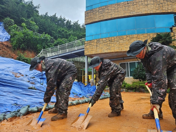 ▲제31보병사단 이순신여단 정철대대가 지역방위부대로서 모래주머니 설치와 토사제거 등 복구작업을 펼치고 있다.(사진제공=여수시)