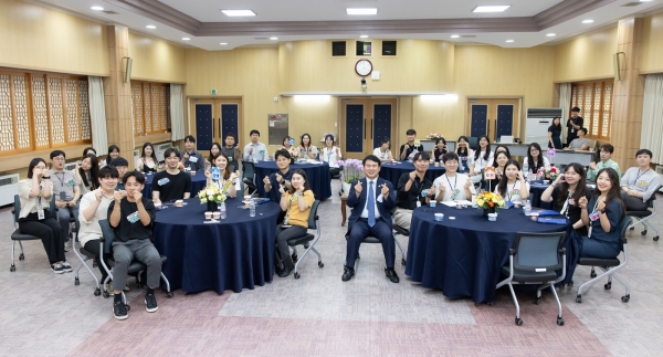 ▲이정선 광주교육감이 지난 24일 시교육청 대회의실에서 40명의 본청 소속 90년생 이후 MZ 공무원들과 다양한 이야기를 나눴다.(사진제공=광주광역시교육청)