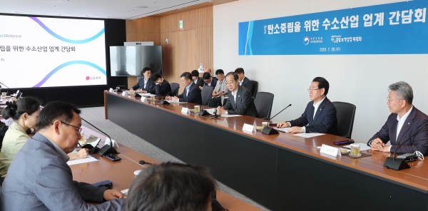 ▲한덕수 국무총리와 김영록 전라남도지사가 26일 오후 여수산단 LG화학 여수공장에서 탄소중립을 위한 수소산업 업계와 간담회를 하고 있다.(사진제공=전라남도)