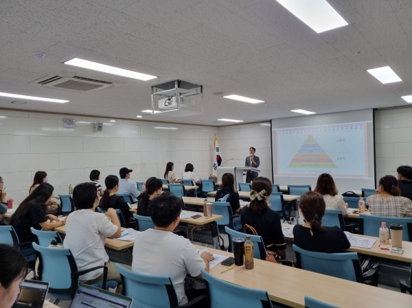 ▲‘장애학생 행동중재 전문요원 기초과정’ 연수에 참여한 교원들이 우수사례 발표를 듣고 있다.(사진제공=전라남도교육청)