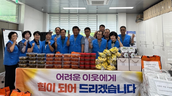 ▲무안군 현경면 지역사회보장협의체는 27일 취약계층 15가구에 폭염 대비 건강한 여름나기를 위한 용품과 밑반찬을 전달했다.(사진제공=무안군)