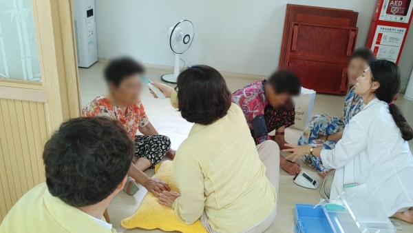 ▲무안군은 집중호우로 인해 마을회관에서 임시거처하고 있는 수재민의 건강관리를 위해 의료지원에 나섰다.(사진제공=무안군)
