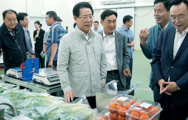 ▲김영록 전라남도지사가 27일 집중호우에 따른 농산물 가격 안정화를 위해 나주 산포면 호남권 친환경농산물종합물류센터를 방문, 현황을 청취하고 현장을 둘러보고 있다.(사진제공=전라남도)