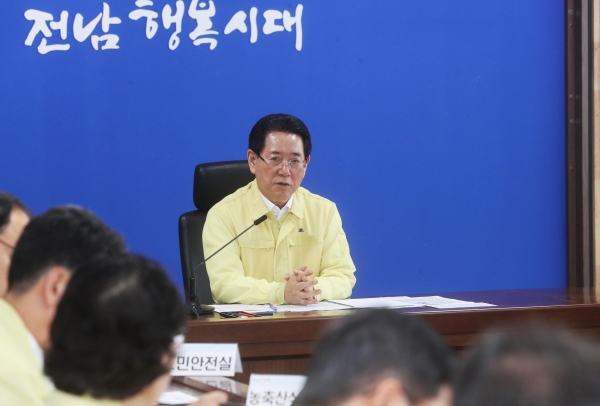 ▲김영록 전라남도지사가 27일 오후 도청 재난종합상황실에서 장마 기간 호우피해 대처상황 실국 보고회를 주재하고 있다.(사진제공=전라남도)