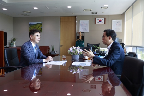 ▲김철우 보성군수가 지난 27일 국비 지원과 현안 사업에 대한 정부 예산 확보를 위해 농림축산식품부를 방문했다.(사진제공=보성군)