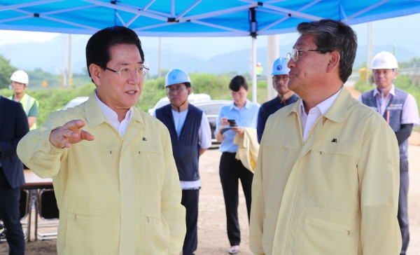 ▲김영록 전라남도지사가 28일 오후 구례 마산면 마산천 하천재해복구 사업 현장을 방문, 김순호 구례군수와 이야기를 나누고 있다.(사진제공=전라남도)