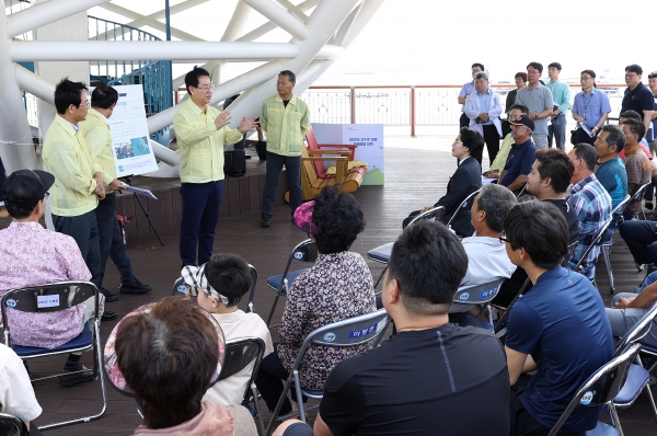 ▲김영록 전남도지사가 마량항에서 열린 ‘고수온 피해예방 대책 설명회’에 참석 해, 어민들을 격려하고 있다.(사진제공=강진군)