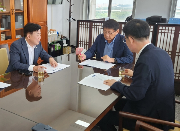▲정기명 여수시장이 31일 국회를 찾아 서삼석 예산결산특별위원장과 면담하고 지역 현안사업 16건의 내용과 당위성을 상세하게 설명, 2024년도 국고 예산에 최대한 반영될 수 있도록 국회 차원의 지원을 요청했다.(사진제공=여수시)
