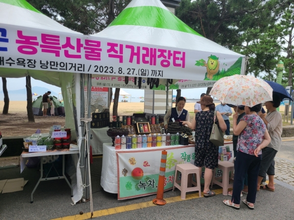 ▲보성군은 율포솔밭해수욕장 개장 기간에 낭만의 거리 일원에서 ‘보성군 농특산물 직거래 장터’를 운영한다.(사진제공=보성군)