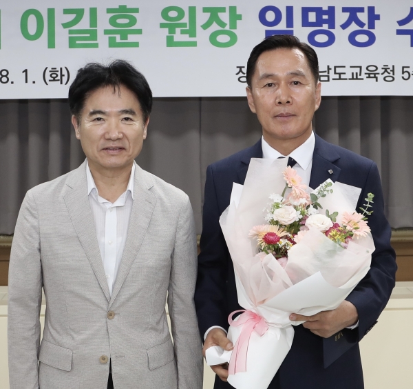 ▲전남미래교육재단 김대중 이사장(왼쪽)과 이길훈 초대원장(오른쪽)이 기념사진을 찍고 있다.(사진제공=전라남도교육청)