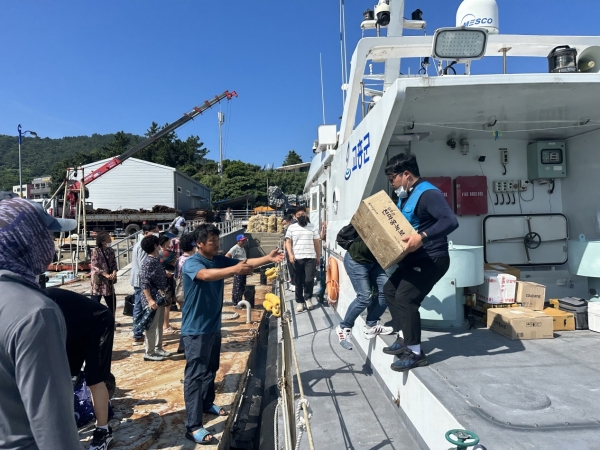 ▲고흥군은 오천항~시산도 항로를 운항하던 ‘시산페리호’가 운항을 중단하자 지난 7월 24일부터 자체 보유한 행정선을 긴급 투입해 주민 수송에 나섰다.(사진제공=고흥군)