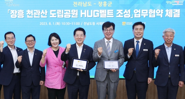 ▲김영록 전라남도지사가 1일 오전 도청 서재필실에서 김성 장흥군수와 장흥 천관산 도립공원의 관광개발 및 지역특화자원을 활용한 지역브랜드 창출 등 상호협력을 위한 업무협약을 했다.(사진제공=전라남도)