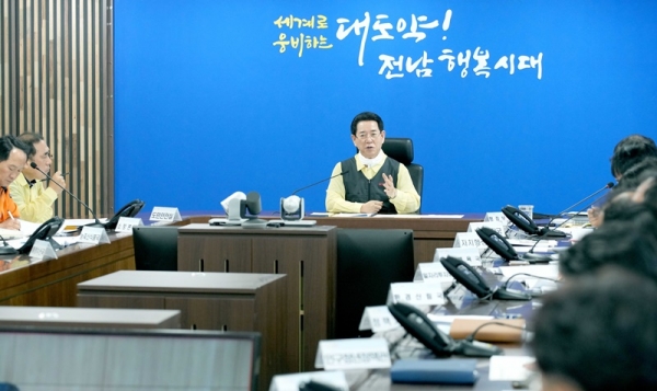 ▲김영록 전라남도지사가 6일 오후 도청 재난종합상황실에서 여름철 폭염 및 태풍 대처상황 보고회의를 주재하고 있다.(사진제공=전남도)