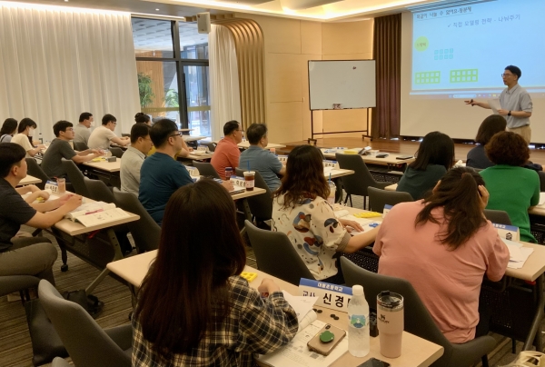 ▲전남 초등교사들이 수리력 직무연수에서 강의를 듣고 있다.(사진제공=전라남도교육청)