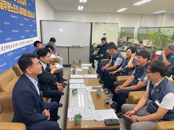▲7일 오전 전공노전남교육청지부를 방문해 간담회를 하고 있다.(사진제공=전라남도교육청)
