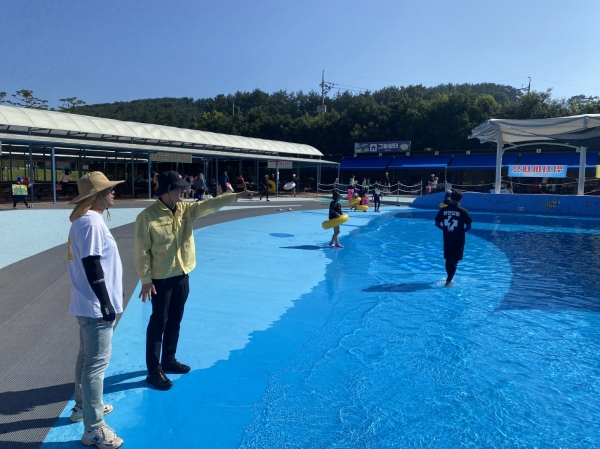 ▲김성훈 무안부군수는 폭염대비 및 여름철 물놀이 안전관리 강화를 위한 현장 방문 점검을 실시했다.(사진제공=무안군)