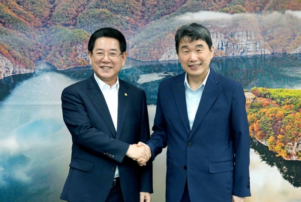 ▲김영록 전라남도지사가 7일 전남도청 접견실에서 ‘교육개혁 특강 및 브런치 간담회’를 위해 전남도청을 방문한 이주호 사회부총리 겸 교육부장관과 환담을 마치고 기념촬영을 하고 있다.(사진제공=전라남도)