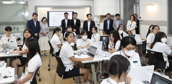 ▲이주호 부총리와 김대중 전남교육감이 혜인여고 소프트웨어 수업을 참관하고 있다.(사진제공=전라남도교육청)