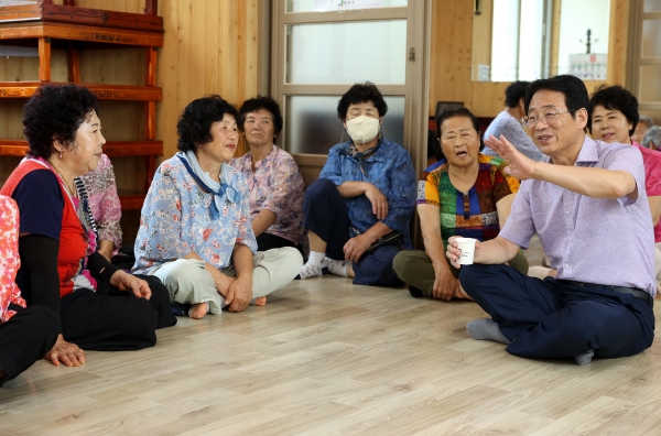 ▲강진원 강진군수가 경로당을 방문해, 폭염 예방을 안내하고 주민 의견을 청취하고 있다.(사진제공=강진군)