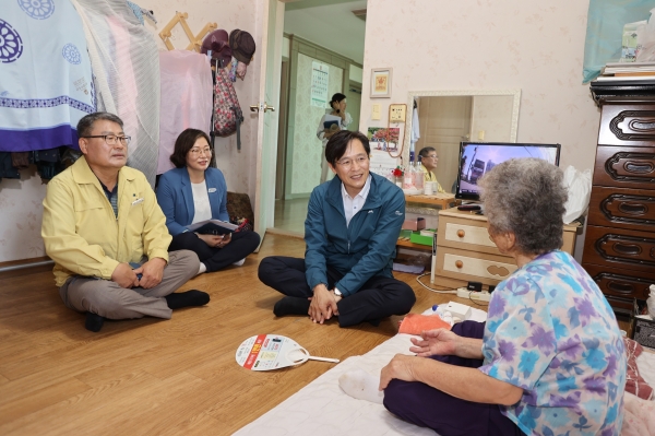 ▲영암군이 제78주년 광복절을 앞둔 지난 7일 독립유공자 유족 위문에 나섰다.(사진제공=영암군)