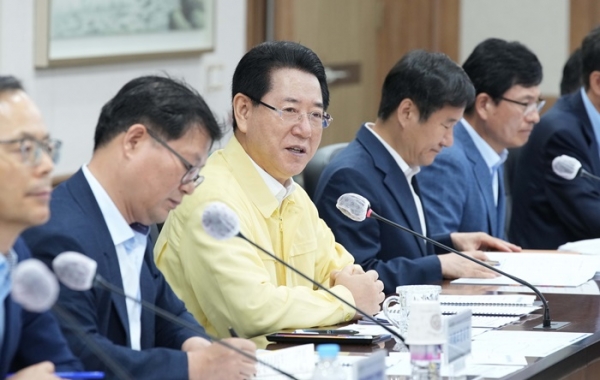 ▲김영록 전라남도지사가 8일 오전 도청 서재필실에서 실국장 정책회의를 주재하고 있다.(사진제공=전라남도)