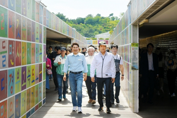 ▲노관규 순천시장과 오세훈 서울시장이 꿈의다리를 건너고 있다.(사진제공=순천시)