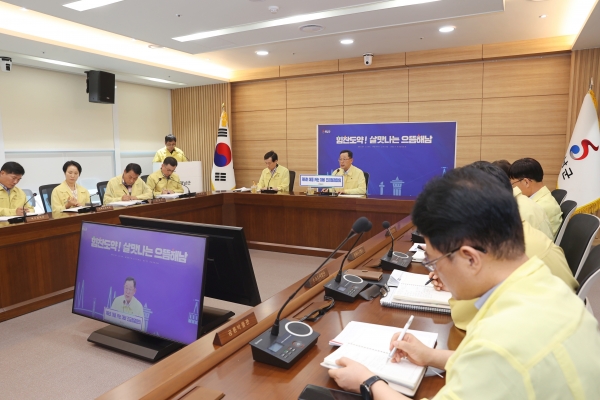▲해남군은 제6호 태풍 카눈에 대비하여 8일 군수 주재로 전 부서장이 모인 가운데 긴급 점검회의를 개최했다.(사진제공=해남군)