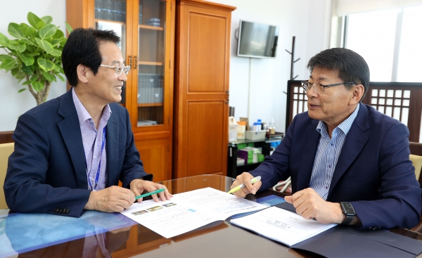 ▲강진원 강진군수가 서삼석 예결위원장을 만나 지역 현안사업에 대해 설명하고 있다.(사진제공=강진군)