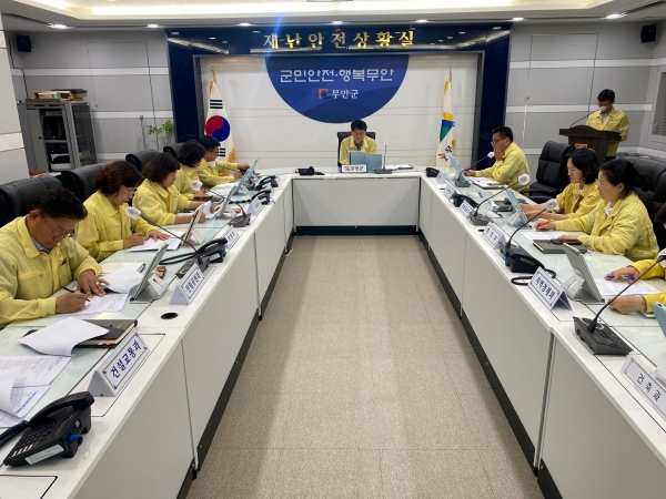 ▲무안군은 지난 8일 제6호 태풍 카눈에 대비해 사전대책회의를 개최했다.(사진제공=무안군)