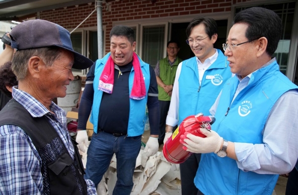 ▲김영록 전라남도지사가 9일 영암 서호면 성재마을에서 열린 우리동네 복지기동대 현장활동에 참석해 복지기동대원 및 지원가구를 격려하고 있다.(사진제공=전라남도)