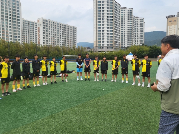 ▲박재현 전남도교육청 체육건강과장이 광영중학교 여자 축구부를 격려하고 있다.(사진제공=전라남도교육청)
