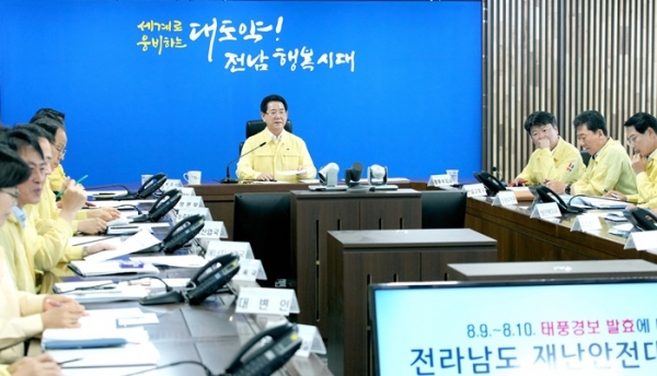 ▲김영록 전라남도지사가 10일 오전 도청 재난종합상황실에서 제6호 태풍 ‘카눈’ 대응 재난대책 회의를 주재하고 있다.(사진제공=전라남도)