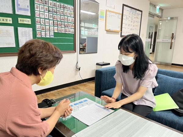 ▲감염취약시설 감염예방관리수칙 안내 모습(사진제공=영암군)