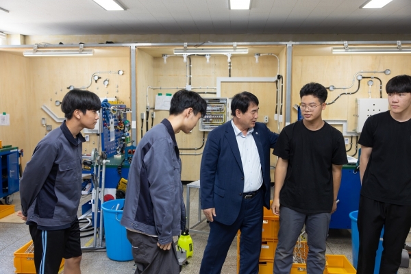 ▲이정선 광주교육감이 오는 10월에 개최되는 전국기능경기대회를 대비해 지난 7일부터 해당 학교를 방문해 훈련 선수를 격려했다.(사진제공=광주광역시교육청)