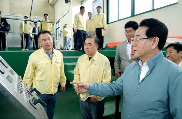 ▲김영록 전라남도지사가 10일 오후 상습 침수피해지역인 광양 진상면 청암리 진상청암배수펌프장을 방문, 현황을 청취하고 관계자를 격려하고 있다.(사진제공=전라남도)