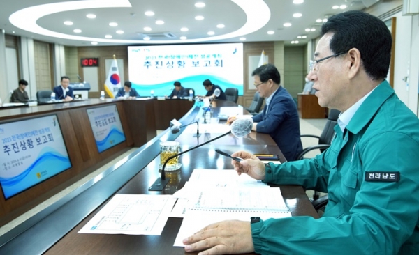 ▲김영록 전라남도지사가 11일 오전 도청 서재필실에서 전국체전 대책 회의를 주재하고 체전 주요 분야별 추진상황 및 향후 핵심 현안을 세세히 점검하고 있다.(사진제공=전라남도)