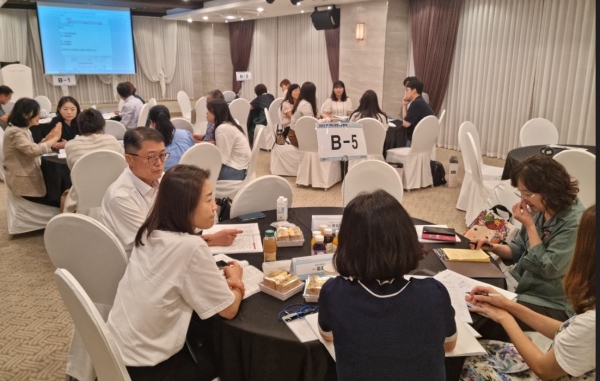 ▲협의회에 참석한 참석자들이 전반기 연구학교 운영 사례에 대해 공유하고 있다.(사진제공=전라남도교육청)